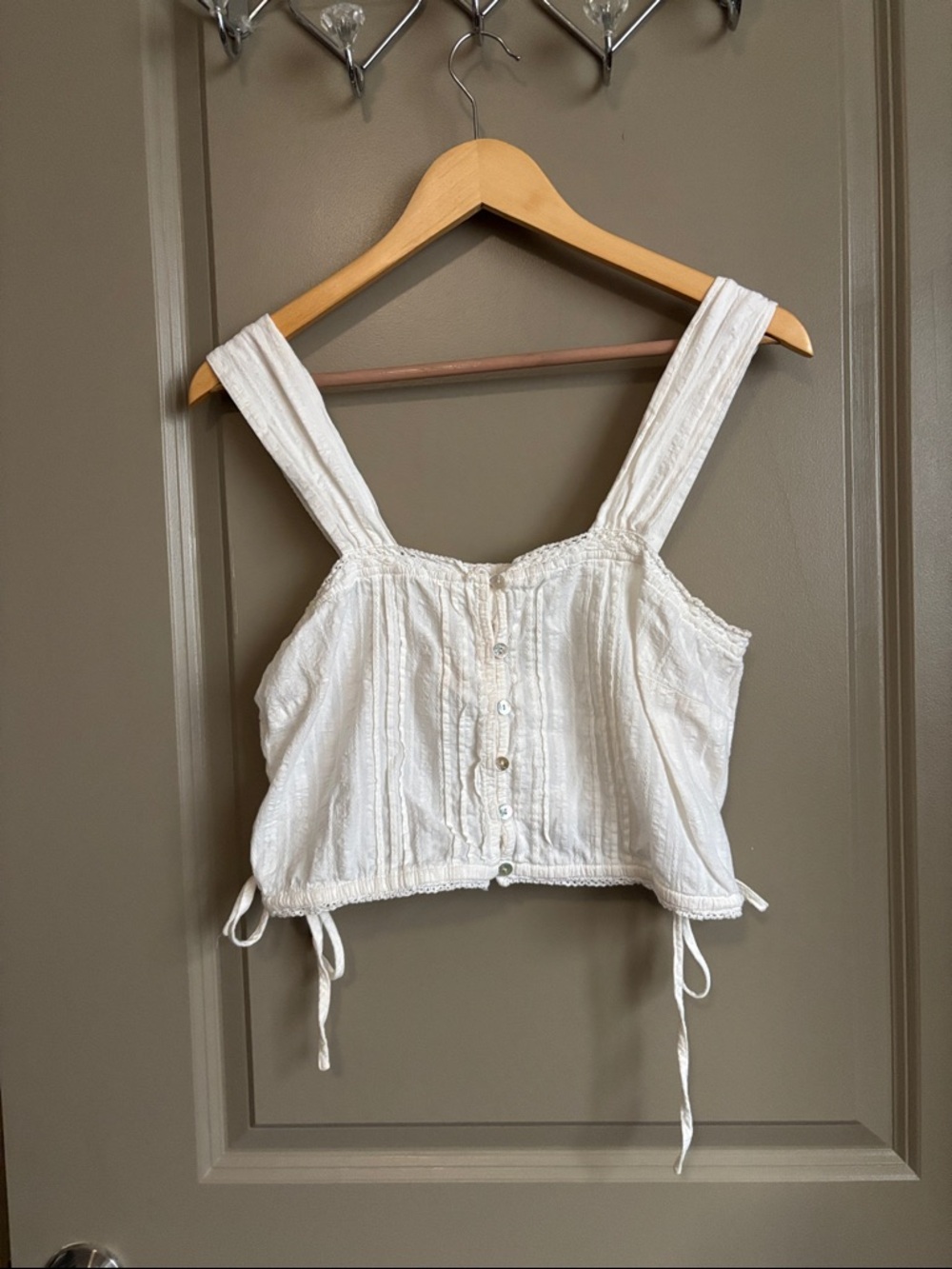 vestique White Cropped Button Front Tank Top